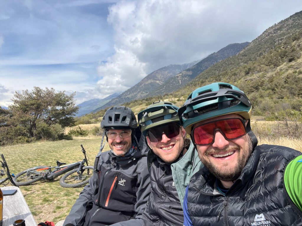 Mountainbike Trail-Wochenende im Vinschgau: Tobias Turba Michaque Kaiser von mtb-moments.de und Mark Saur bei einer kleine Pause auf dem Sunny Benny Trail