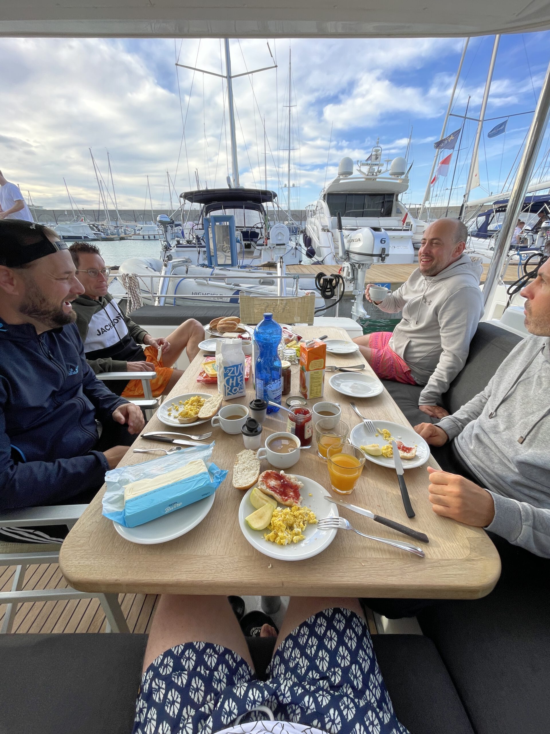 MTB & Segeln auf Elba: Die perfekte Bike & Sail Abenteuerreise beim Frühstücken im Hafen