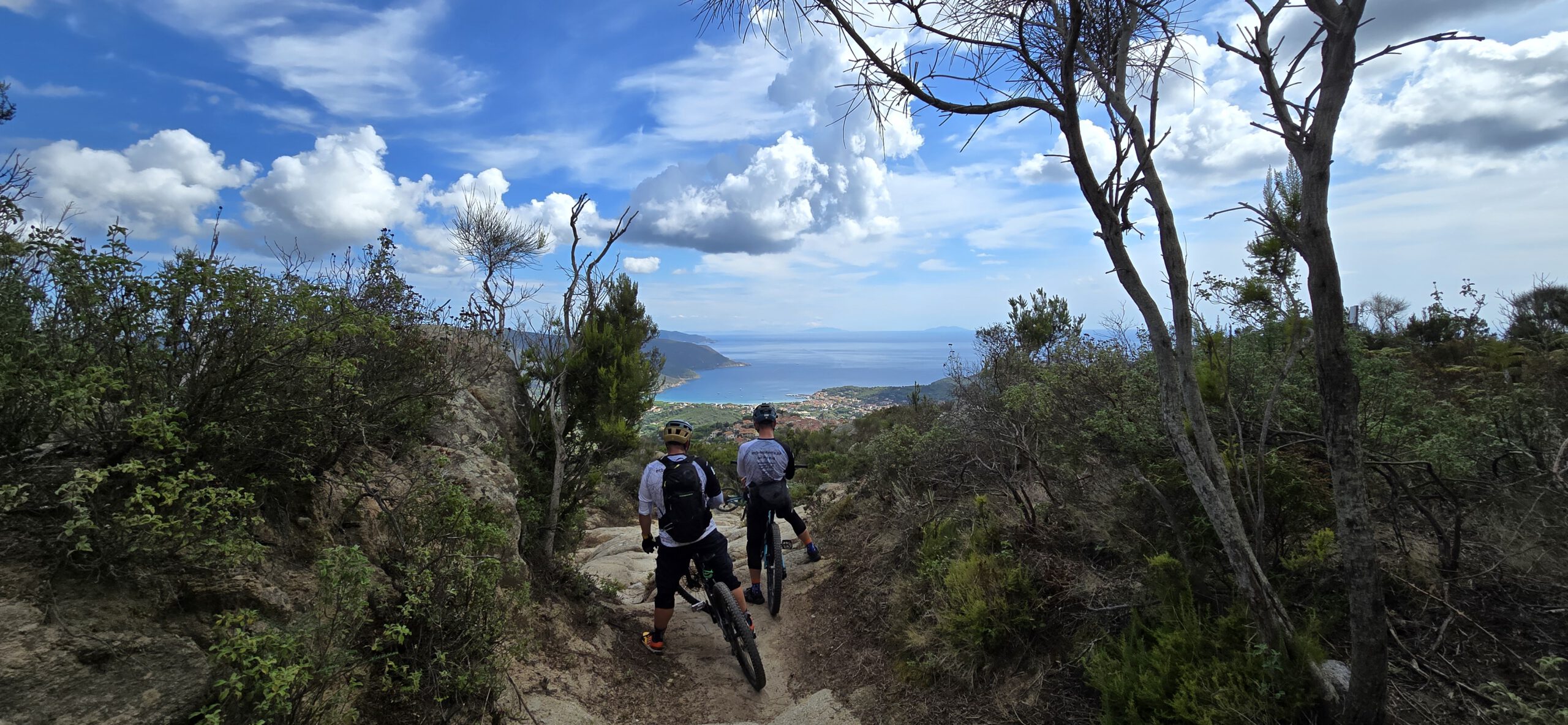 MTB & Segeln auf Elba: Die perfekte Bike & Sail Abenteuerreise einfach mal den Ausblick auf diesem Trail genießen auf das Meer mtb-moments.de