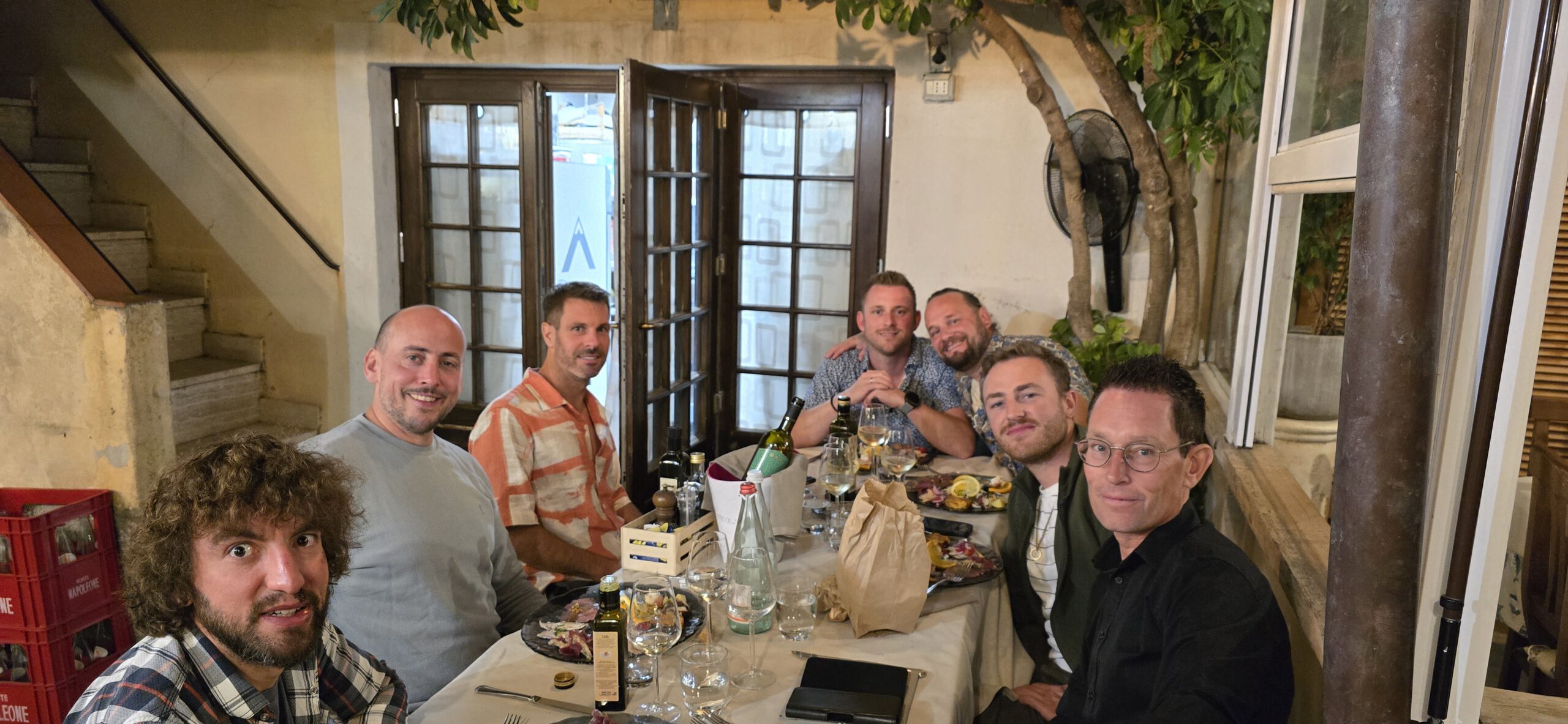 Mountainbike und Segeln auf Elba - 7 Tage Abenteuer die Gruppe von mtb-moments.de beim Abendessen 