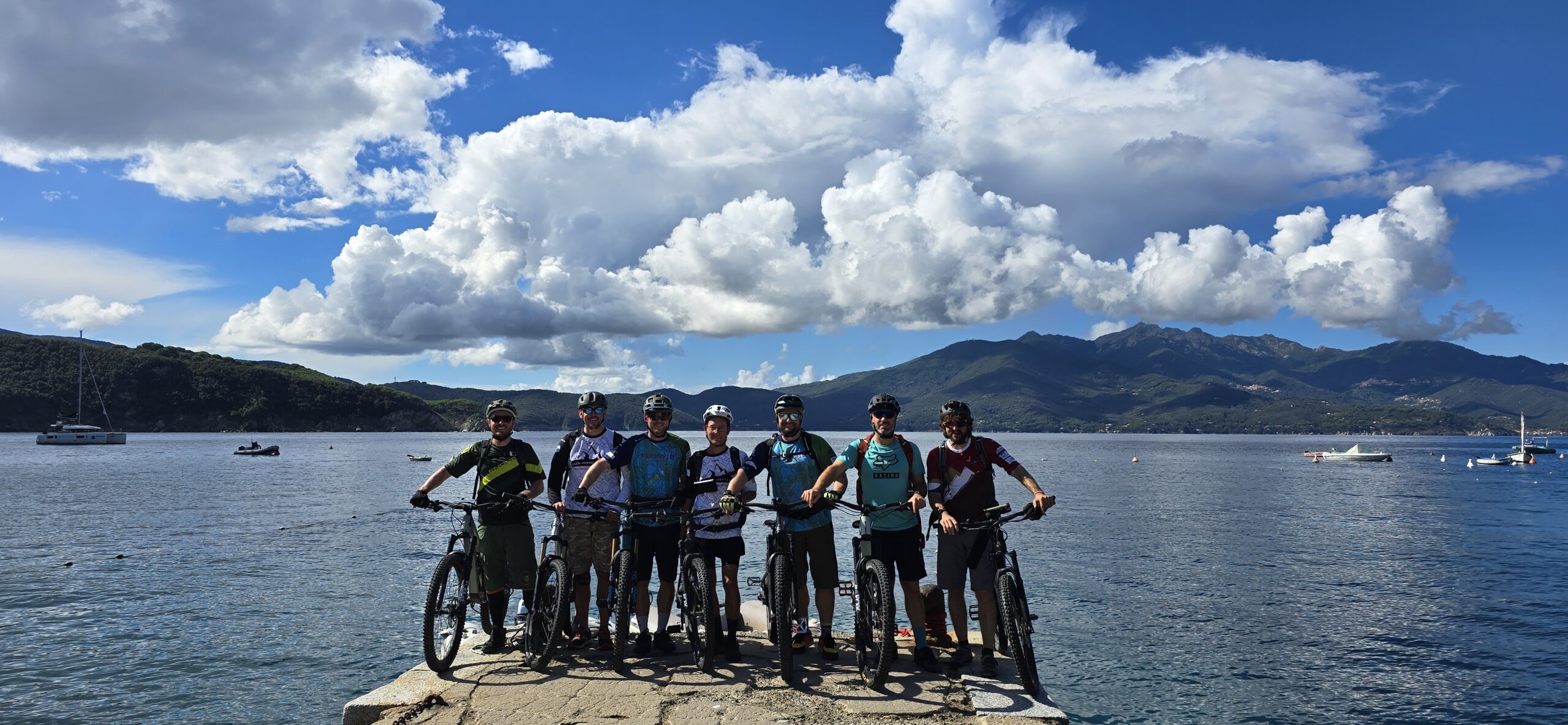 MTB & Segeln auf Elba: Die perfekte Bike & Sail Abenteuerreise die gesamte Gruppe von mtb-moments.de